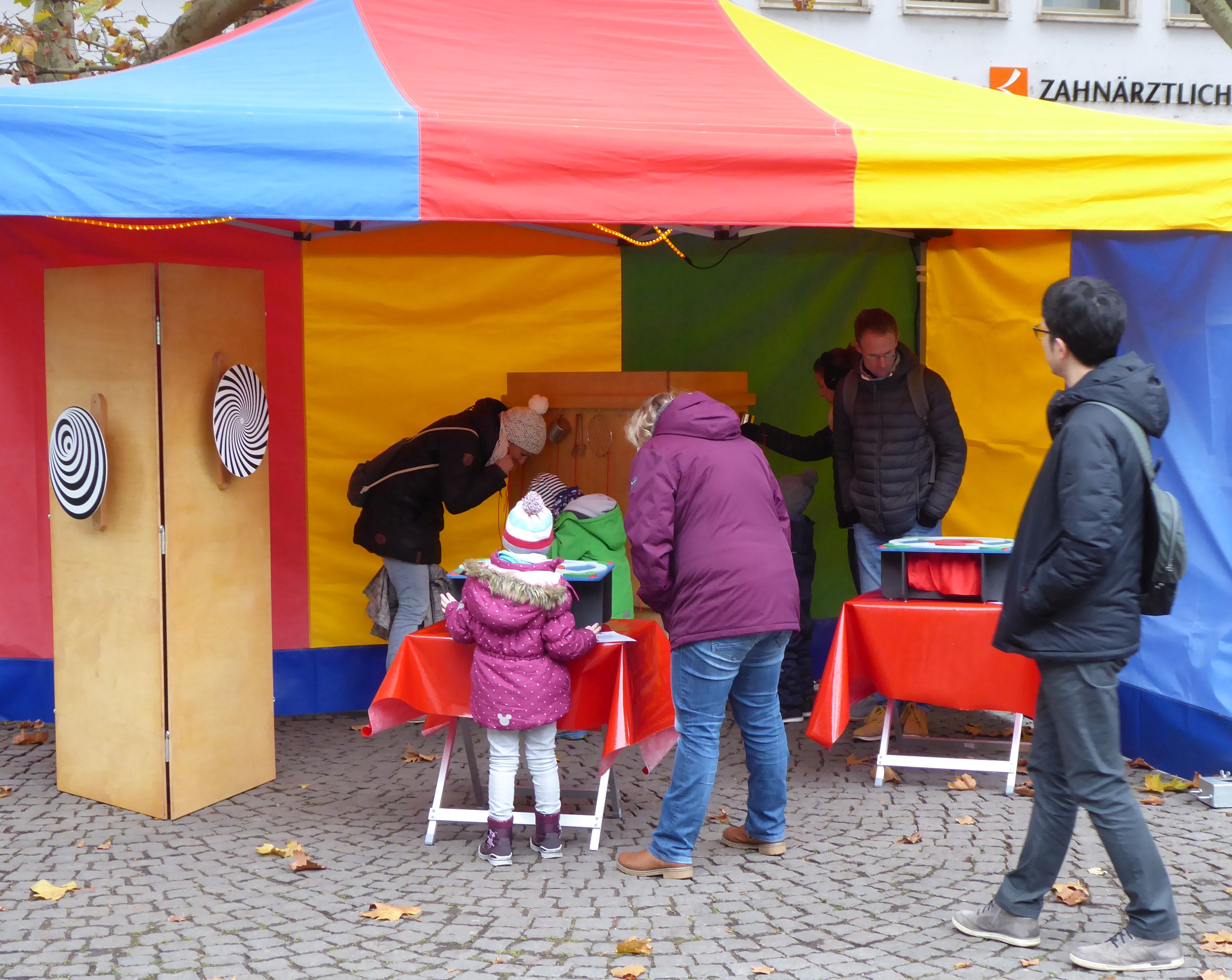 Buntes Zelt mit den Säulen für Sinneserfahrungen
